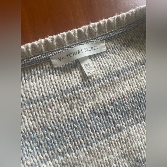 Victoria's Secret Cream V-Neck Sweater - Picture 2 of 6